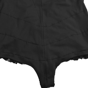 Détail du string noir taille haute avec dentelle exquise et coutures renforcées