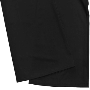 Dettaglio dell'orlo con doppia cucitura su pantaloni neri con trama del tessuto