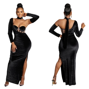 Détail de robe bustier en velours noir avec fente haute, tulle et gants longs assortis