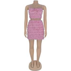 Dettaglio del set rosa due pezzi con applicazioni di rose 3D e trama floreale