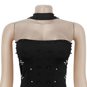 Détail de la robe bustier noire avec tissu perlé et motifs de diamants en strass