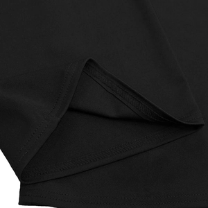 Dettaglio ravvicinato della cucitura rinforzata sul bordo di un capo in maglia nera