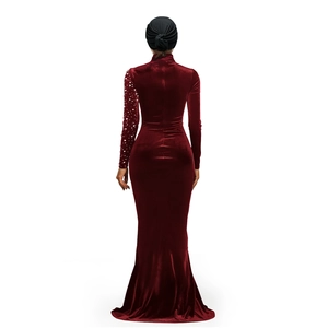 Détail macro de la robe en velours bordeaux avec d'élégantes perles sur les manches