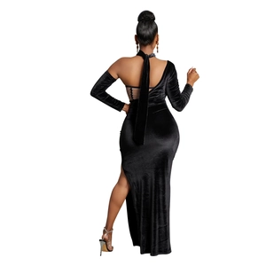 Vue arrière d'une robe de soirée en velours noir avec ruban dorsal et fente haute