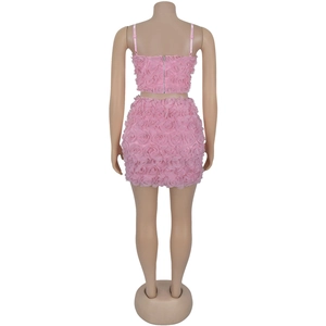 Dettaglio completo completo rosa due pezzi con petali 3D e cerniera metallica posteriore