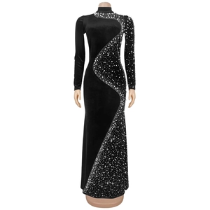 Détail d'une robe longue en velours noir avec broderie en S de perles et strass