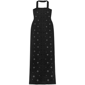 Détail de robe longue noire élégante ornée de strass complexes et de perles de luxe