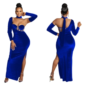 Détail d'une robe de soirée en velours bleu roi avec empiècement mesh et fente latérale