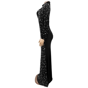 Détail d'une robe de soirée en velours noir avec des strass denses sur les côtés