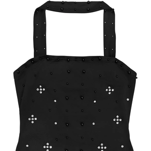 Gros plan d'une robe noire élégante avec strass brillants et motifs floraux perlés