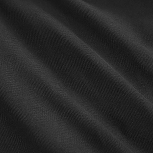 Gros plan sur la maille fine noire du tissu avec des reflets soyeux et un beau drapé