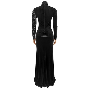 Détails d'une robe de soirée élégante en velours noir avec strass asymétriques sur la manche