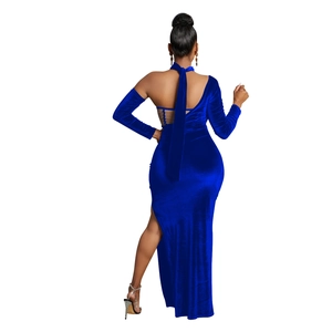Détail de la robe de soirée en velours bleu roi avec dos nu licou et fente latérale