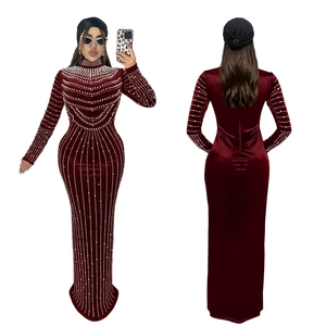 Dettaglio dell'abito in velluto bordeaux con motivi in strass eleganti e collo alto