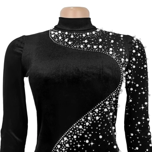 Détail d'une élégante robe en velours noir avec perles diagonales et strass brillants