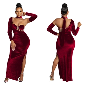 Détail d'une robe en velours bordeaux avec tulle, fente haute et manches asymétriques