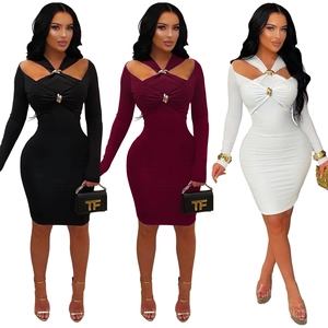 Robe midi moulante chic à épaules dénudées avec décolleté ajouré et boucle en métal