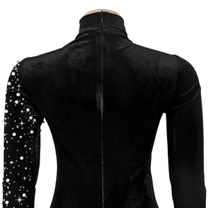 Détail de la robe en velours noir avec perles luxueuses et strass sur l'ornement de manche