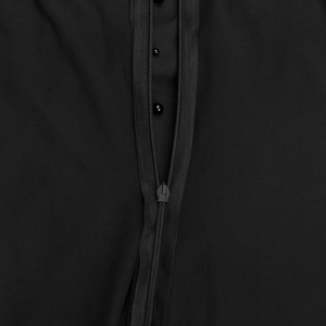 Vue détaillée de la robe noire avec fermeture éclair et double bouton de fermeture
