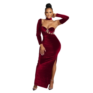 Détail de la robe de soirée en velours rouge foncé avec fente haute et empiècement en mesh