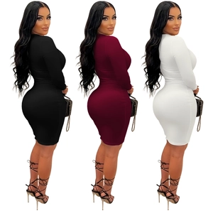 Robe moulante à manches longues présentée en couleurs noir bordeaux et blanc