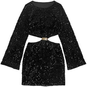 Détail d'une robe noire à paillettes avec découpes à la taille et boucle en métal doré