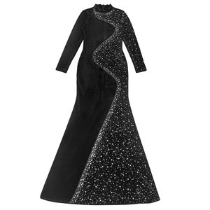 Détail d'une robe de soirée en velours noir avec motif scintillant de strass en S
