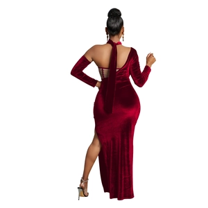 Vue détaillée de la robe de soirée en velours rouge avec fente haute et nœud d'épaule chic
