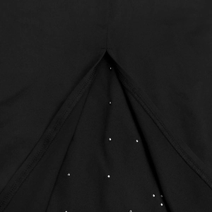 Gros plan d'une robe noire élégante avec des strass brillants et un détail de fente en V