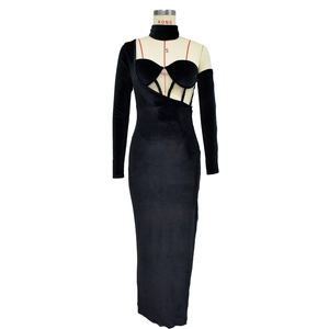Détail de la robe de soirée en velours noir avec découpe, ras-du-cou et gants assortis