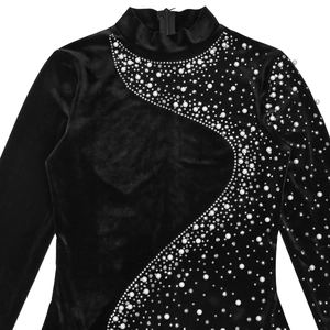 Vue détaillée d'une robe en velours noir avec perles élégantes et motifs en strass ondulés