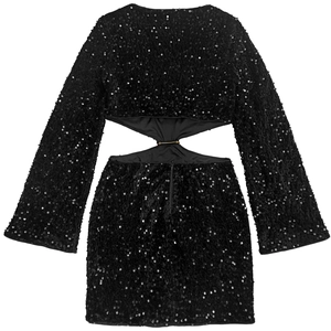 Détails d'une robe courte noire à paillettes avec découpe à la taille et anneau doré