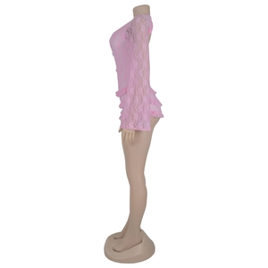 Détail d'un body en dentelle rose avec des volants étagés et des manches évasées chics