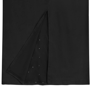 Détail de la fente de la robe noire avec des strass argentés étincelants sur le tissu