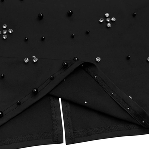 Détail de la robe noire élégante montrant la fente avec perles noires et strass brillants