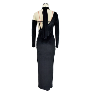 Vue arrière d'une robe dos nu en velours noir avec un dos ouvert et de longs rubans