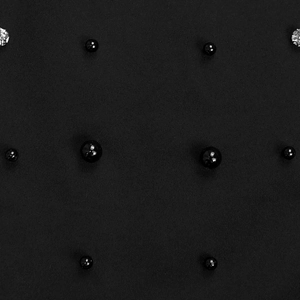 Vue macro d'un tissu noir élégant orné de strass et de perles aux détails sophistiqués