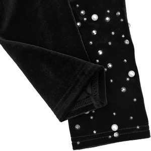 Gros plan sur velours noir élégant orné de perles de luxe et de strass étincelants