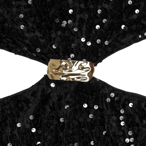 Détail du tissu en velours pailleté noir avec une boucle décorative en métal doré