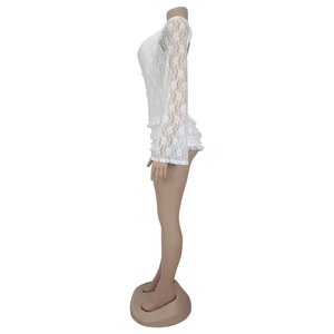 Détail d'une combinaison en dentelle blanche avec mesh floral et manches évasées