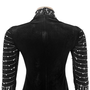 Dettaglio del retro dell'abito in velluto nero con perle e strass di lusso sulle maniche