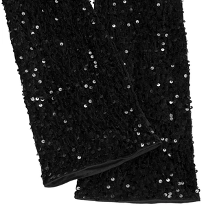 Détail de la texture du velours à paillettes noires et finition de la broderie