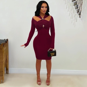 Robe moulante élégante bordeaux à manches longues avec découpe et boucle dorée