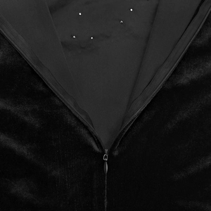 Détail de la robe en velours noir montrant la texture luxueuse et la fermeture invisible