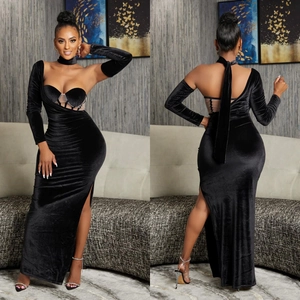 Détail de robe de soirée en velours noir avec mesh transparent et fente haute sur la jupe
