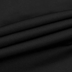 Gros plan sur le tissu en maille côtelée noire montrant la texture de la robe bustier