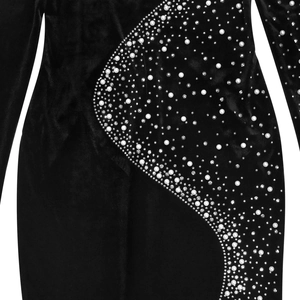 Détail de robe en velours noir ornée de perles et de strass au design profilé élégant