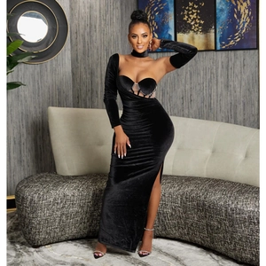 Robe bustier en velours noir élégante avec gants assortis et fente latérale haute