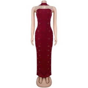 Détails de la robe bordeaux élégante avec perles et texture quadrillée en strass brillants