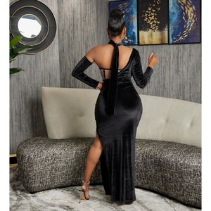 Détails de la robe élégante en velours noir avec dos nu et empiècement en mesh